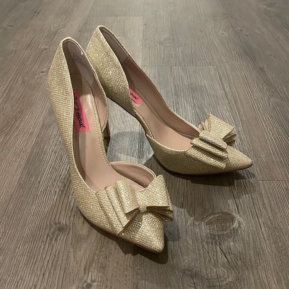 Betsey Johnson Prince Gold Glitter Bow d’Orsay Pumps Heels Size 9